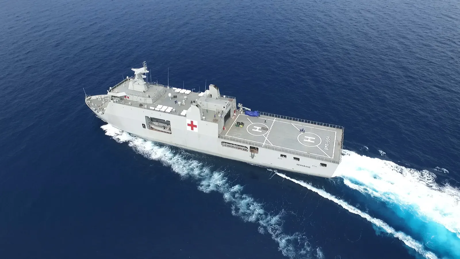 KRI Semarang (594), kapal produksi PT PAL Indonesia, melaju di laut lepas dilihat dari udara.